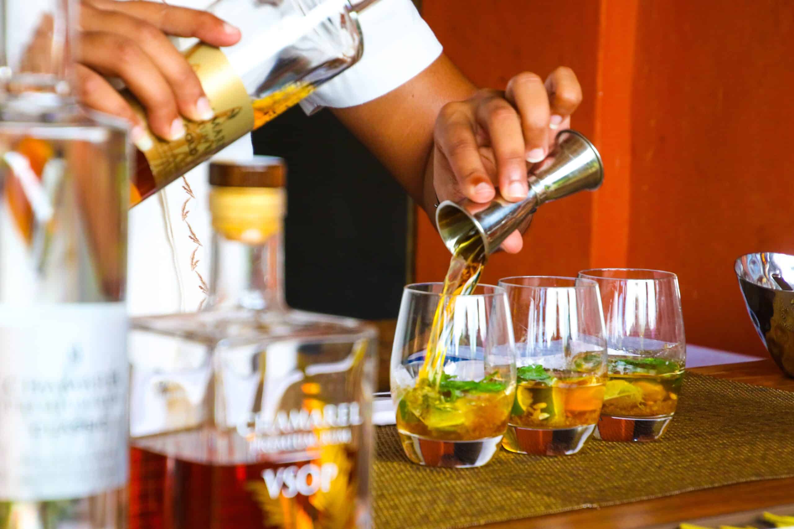 Les verres à cocktail indispensables pour votre bar à domicile